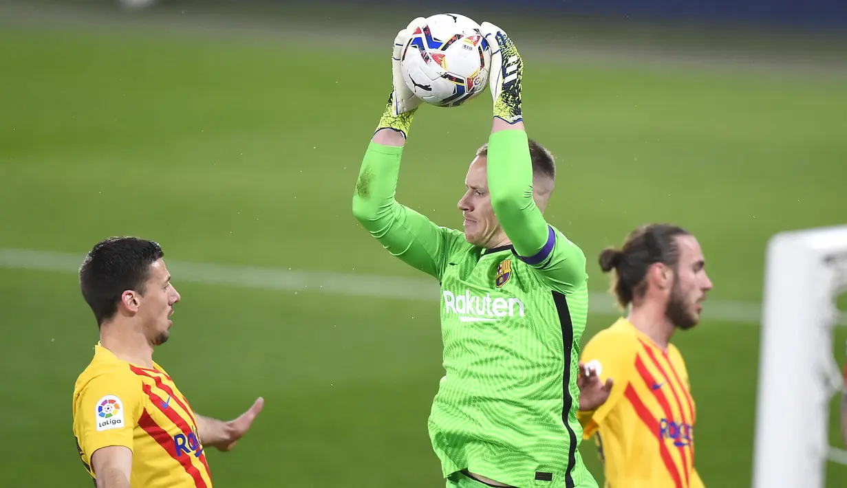 Kiper Barcelona, Marc-Andre ter Stegen menangkap bola di depan gawang saat menghadapi Osasuna dalam laga lanjutan Liga Spanyol 2020/21 pekan ke-26 di El Sadar Stadium, Pamplona, Sabtu (6/3/2021). Barcelona menang 2-0 atas Osasuna. (AFP/Ander Gillenea)