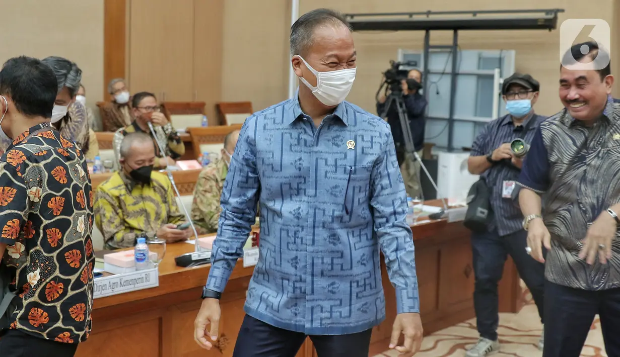 Menteri Perindustrian Agus Gumiwang Kartasasmita tiba untuk mengikuti rapat kerja dengan komisi VII DPR RI di Jakarta, Rabu (7/12/2022). Dalam rapat kerja tersebut membahas Realisasi Anggaran triwulan III TA 2022,Strategi peningkatan daya saing industri pembangunan kapal dan kedirgantaraan di dalam negeri, Pengembangan Industri Farmasi, Industri Alat Kesehatan, dan Industri Elektronika, Kebijakan percepatan kendaraan listrik dan industri baterai di Indonesia, dan Hasil G20 sektor Perindustrian. (Liputan6.com/Angga Yuniar)