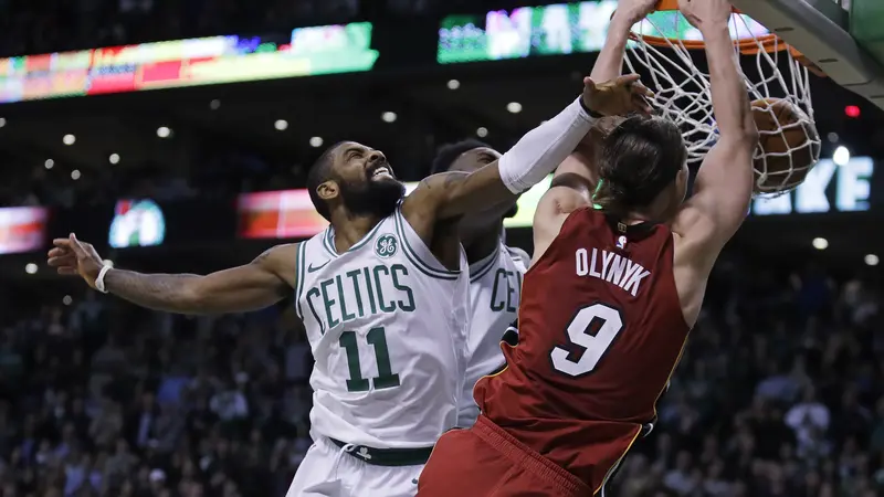 Kelly Olynyk melakukan dunk dihadapan Irving