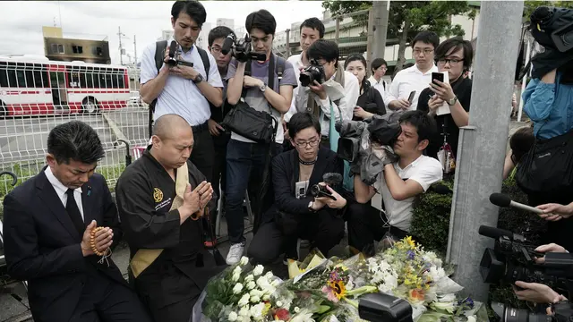Bunga dan Doa untuk  Korban Kebakaran Studio Animasi di Jepang