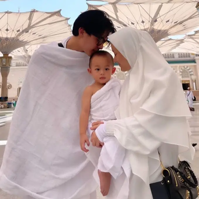 Momen Umrah Dinda Hauw dan Rey Mbayang, Ajak Sang Anak Shaka