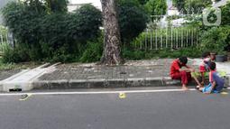 Sejumlah anak-anak antre untuk mendapat takjil gratis di Jalan Cempaka Putih Tengah XXI, Jakarta, Selasa (5/4/2022). Kegiatan ini menjadi yang ketiga setelah sempat dilakukan pada Ramadhan tahun sebelumnya. (Liputan6.com/Herman Zakharia)
