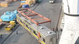 Gerbong KRL diturunkan dari kapal menggunakan alat berat setibanya di Pelabuhan Tanjung Priok, Jakarta, Rabu (6/1). Kedatangan gerbong KRL ini menandai akhir program pengadaan 120 kereta PT KAI Commuter Jabodetabek tahun 2015 (Liputan6.com/Gempur M Surya)