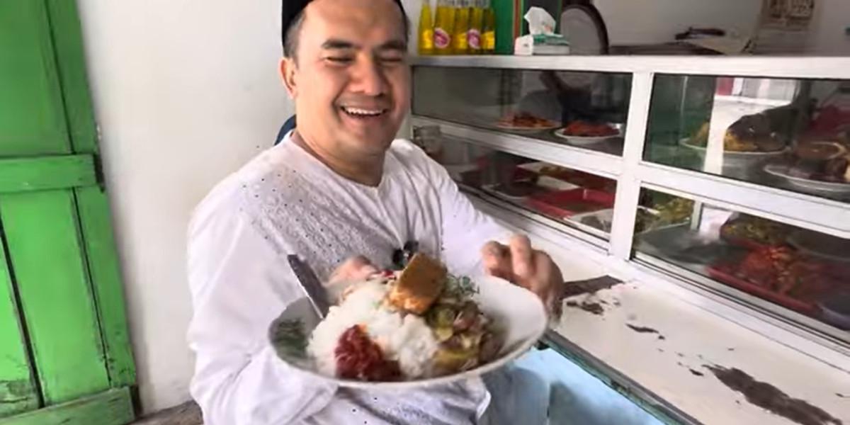 Saipul Jamil kemudian memilih menu makanan yang disukainya dari warteg tersebut. Saipul Jamil memilih makan dengan cumi, tempe dan toge.&nbsp;<br>