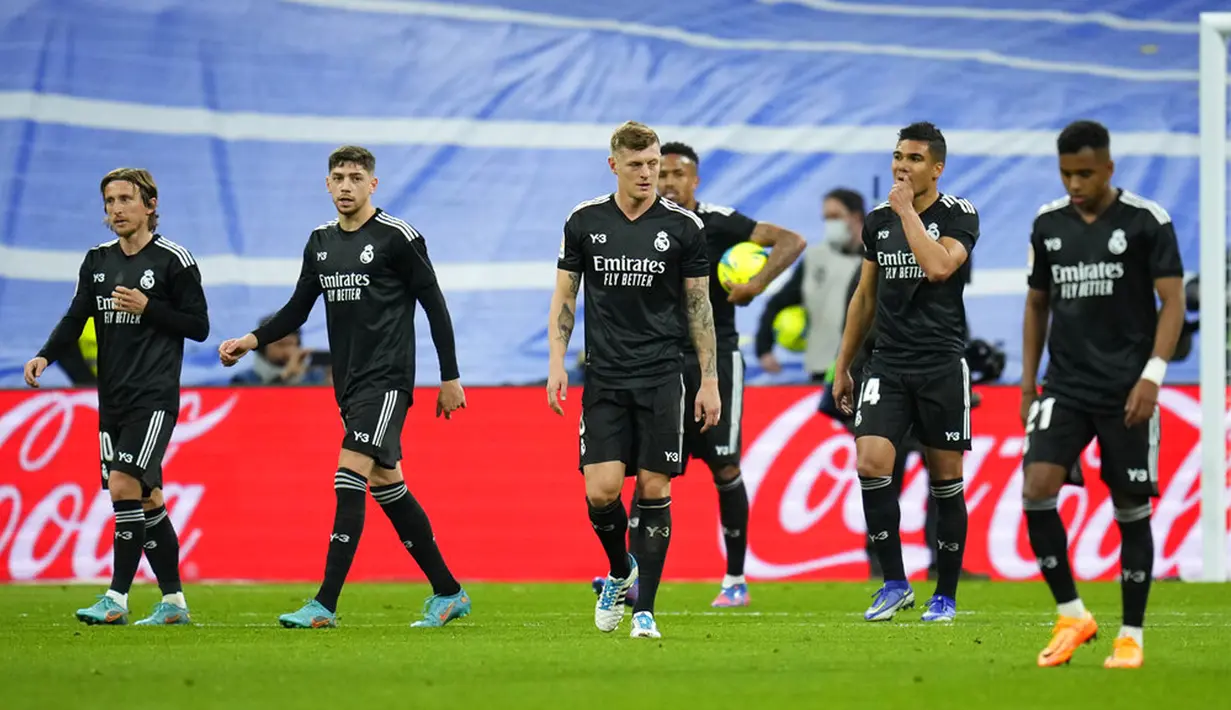 Ekspresi para pemain Real Madrid setelah pemain Barcelona Ronald Araujo mencetak gol ke gawang mereka pada pertandingan sepak bola La Liga Spanyol di Stadion Santiago Bernabeu, Madrid, Spanyol, Minggu (20/3/2022). Barcelona menang 4-0. (AP Photo/Manu Fernandez)