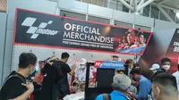Penonton MotoGP mulai berdatangan ke Lombok, Nusa Tenggara Barat, Jumat (18/3/2022). Mereka memandati gerai penjualan merchandise resmi yang berada di area Bandara Zainuddin Abdul Majid. (Thomas/Liputan6.com)