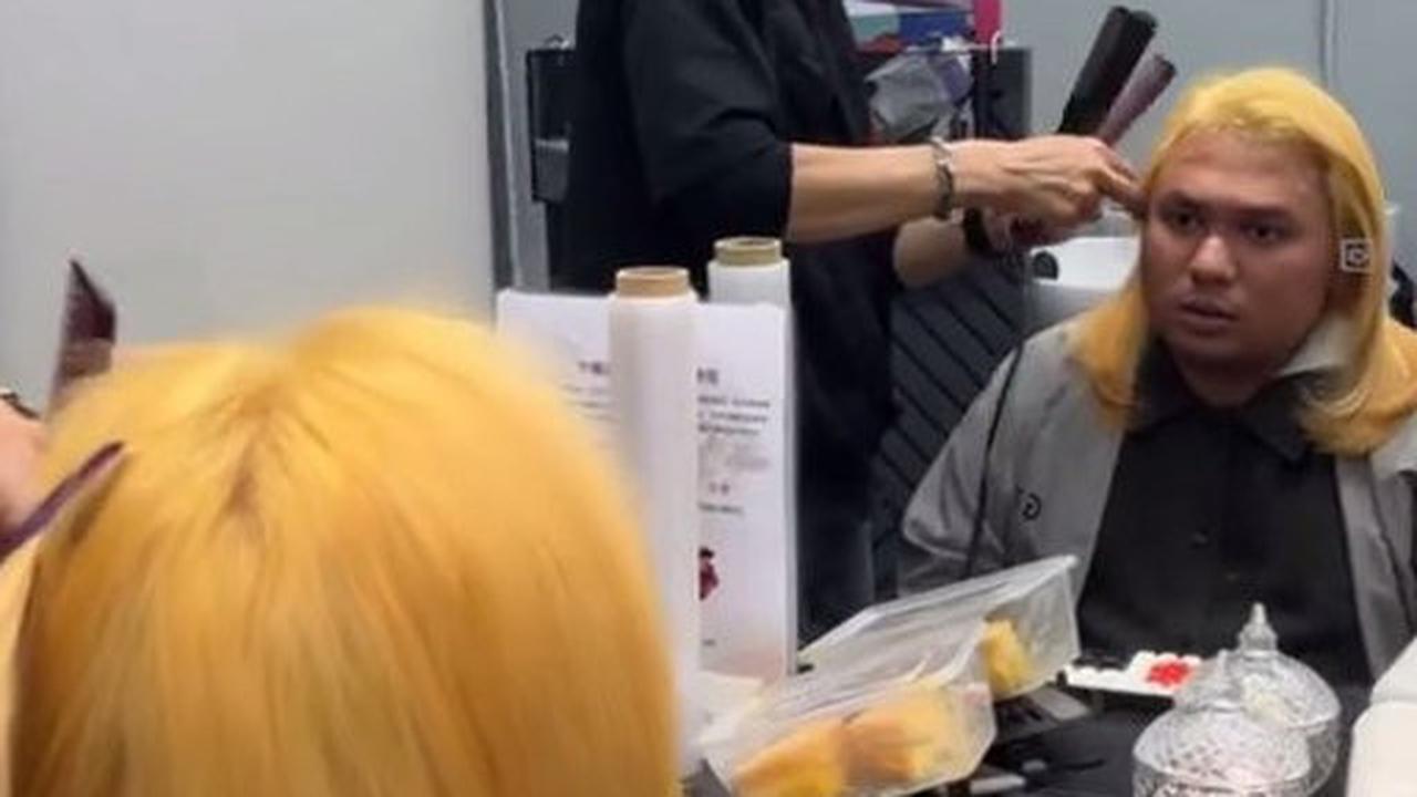 Cerita Kocak Keanu Agl Lagi Cat Rambut di Luar Negeri, Salonnya Mendadak Tutup Padahal Masih Proses Bleaching