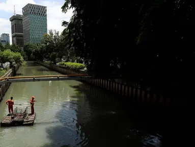 Petugas kebersihan membersihkan kali Cideng, Jakarta, Senin (4/12). Membersihkan kali tersebut dilakukan rutin dikarenakan musim hujan dan mengantisipasi banjir yang kemungkinan bisa terjadi. (Liputan6.com/JohanTallo)