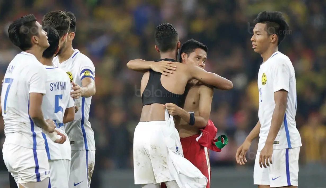 Pemain Malaysia berusaha menenangkan kapten Indonesia, Evan Dimas usai takluk dari Malaysia pada laga semifinal Sea Games 2017 di Stadion Shah Alam, Selangor, Sabtu (26/8/2017). Malaysia menang 1-0 atas Indonesia. (Bola.com/Vitalis Yogi Trisna)