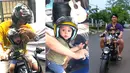 Potret Rizky Bilar  dan Baby L atau Abang L saat naik  motor mengenakan helm. Penampilan anak pertama Lesty Kejora dan Rizky Billar itu menarik perhatian warganet. [Youtube/Leslar Entertainment]