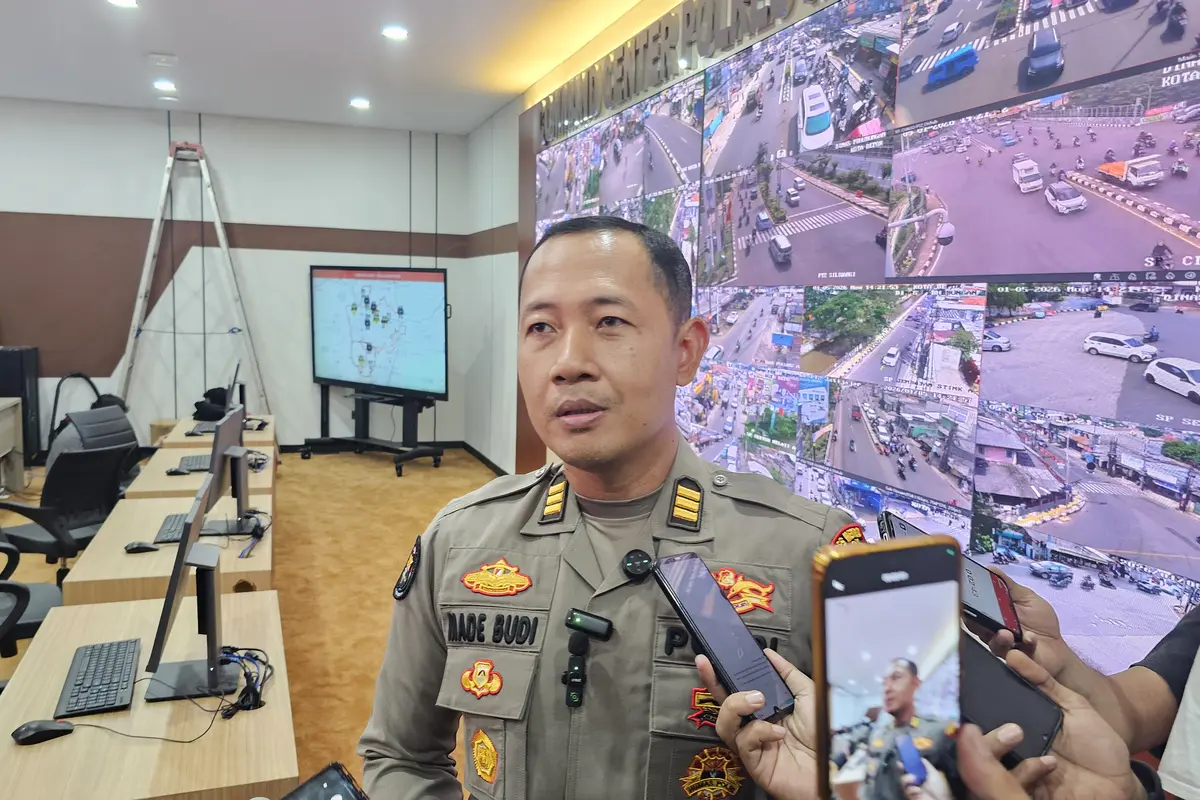 Kasi Humas Polres Metro Depok, AKP Made Budi saat memberikan penjelasan terkait penganiayaan hingga meninggal dunia di Tapos, Depok. (Liputan6.com/Dicky Agung Prihanto)