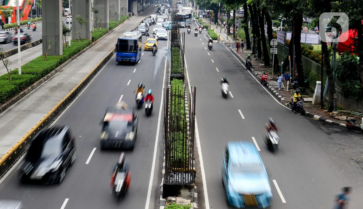 Diketahui, tiang-tiang proyek monorel itu mulai dibangun pada tahun 2004 dengan harapan menciptakan transportasi massal modern guna mengurangi kemacetan. (Liputan6.com/Herman Zakharia)