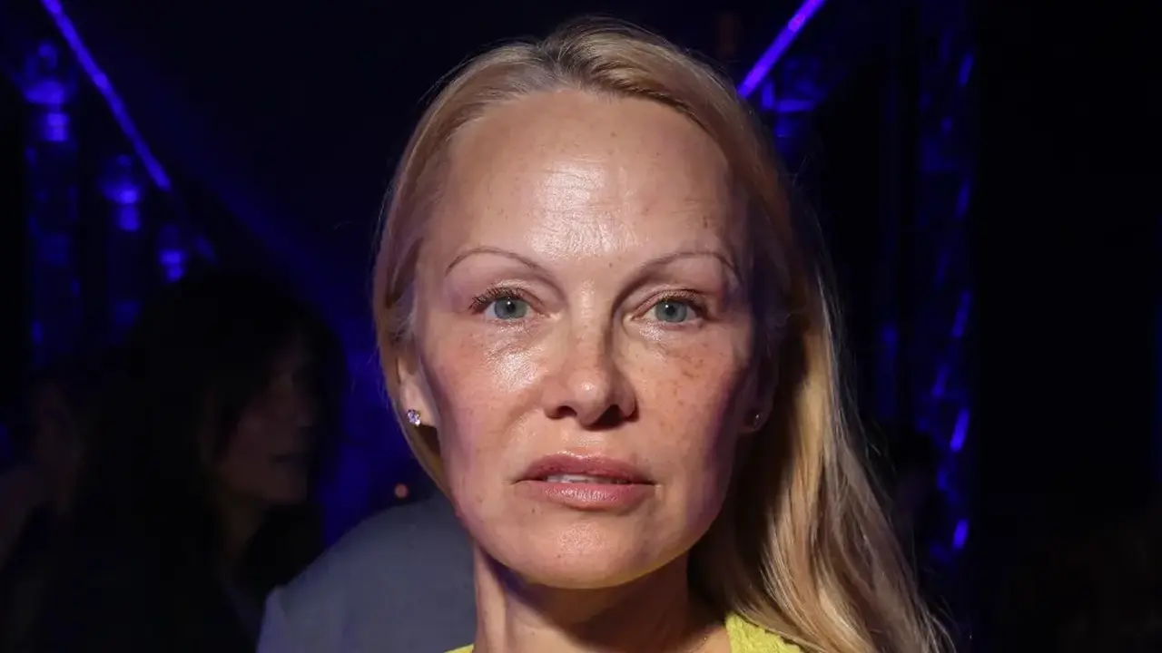 Pamela Anderson Tampil Tanpa Make Up di Paris Fashion Week
