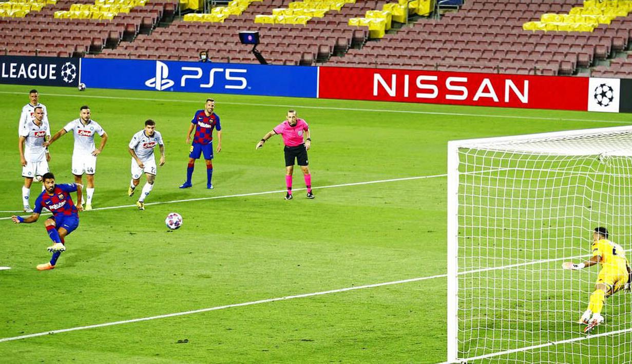 Striker Barcelona, Luis Suarez, mencetak gol melalui tendangan penalti ke gawang Napoli pada laga Liga Champions di Stadion Camp Nou, Sabtu (8/8/2020). Barcelona menang 3-1 atas Napoli. (AP/Joan Monfort)