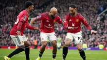 Matheus Cunha (kanan) mengajak Amad Diallo (kiri) dan Bryan Mbeumo (tengan) usai dirinya berhasil mencetak gol perdana Manchester United saat melawan Fulham di Old Trafford, Minggu (1/2/2026) malam WIB. (AP Photo/Dave Thompson)