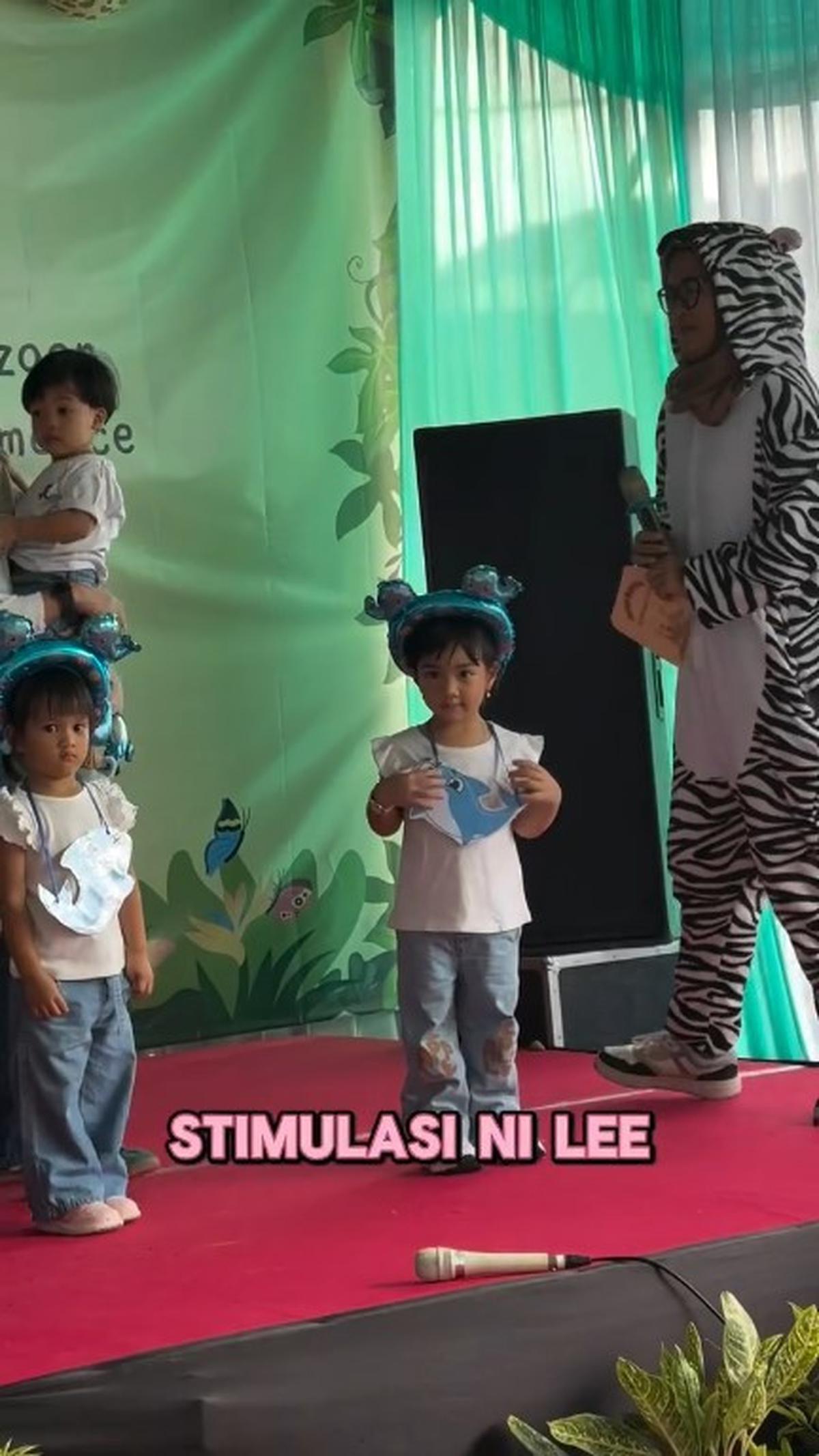 7 Potret Amala Anak Irish Bella Tampil di Acara Sekolah Pertama Kali, Didampingi Haldy Sabri