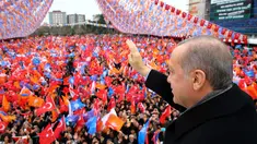 Presiden Turki Recep Tayyip Erdogan memberi hormat saat berbicara kepada pendukungnya di Kocaeli, Turki, Sabtu (27/1). Turki terus memperkuat kehadiran militernya di Suriah untuk menumpas milisi Kurdi, YPG. (Kayhan Ozer/Pool Photo via AP)