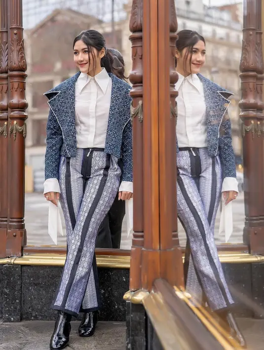 Padu padan menarik, Erina tampak mengenakan bawahan dari kain tenun songket dari Halaban Sumatera Barat. Foto: Instagram.