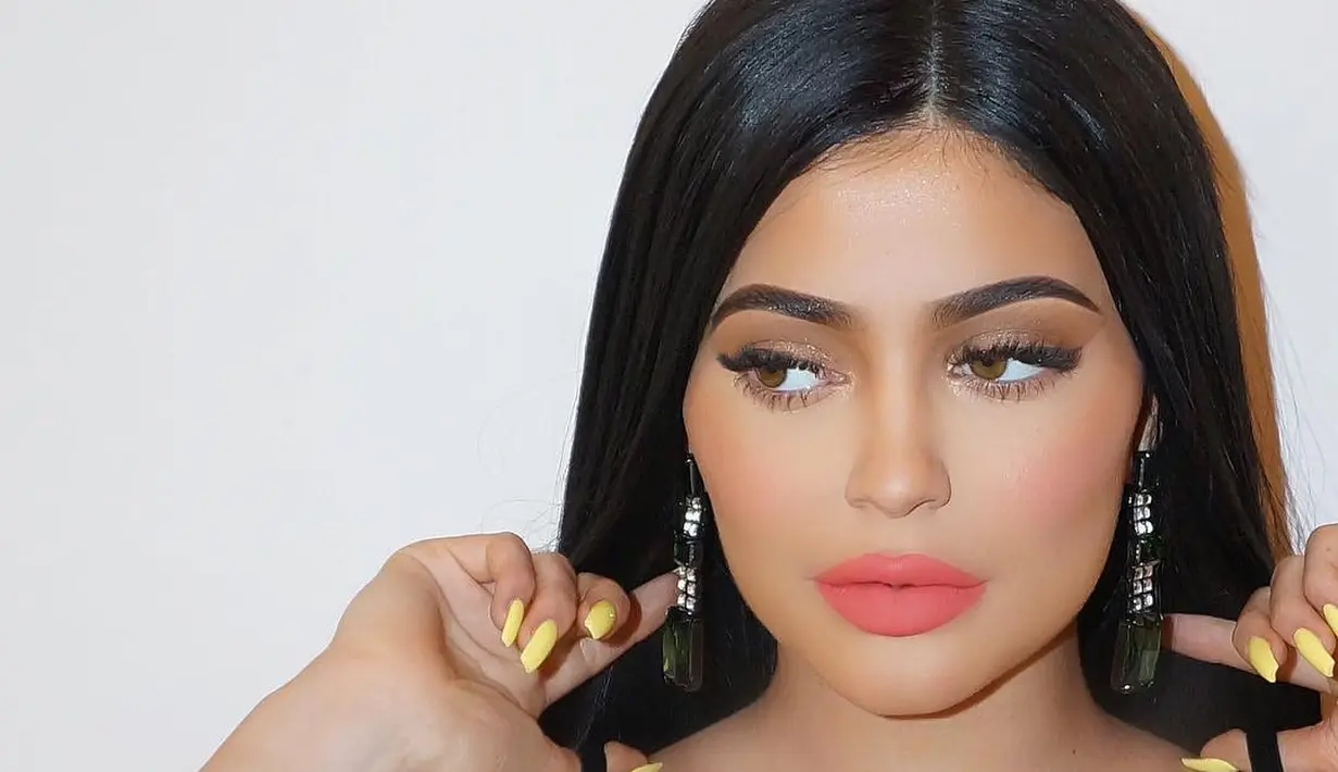 "Akhir-akhir ini aku sering meminta saran Kylie. Kylie sangat update mengenai gadget dan juga perlengkapan bayi," ujar Kim Kardashian. (instagram/kyliejenner)