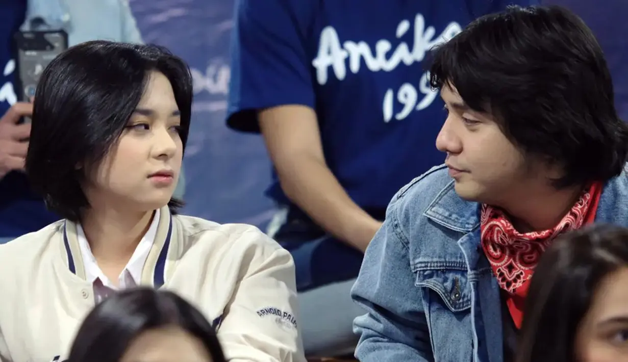 Adu akting dengan Zee JKT48, tak sedikit penggemar Dilan yang sudah tak sabar menantikan chemistry keduanya. Meski baru pertama kali adu akting, namun kebersamaan Arbani dan Zee JKT48 saat konferensi pers berhasil curi perhatian. Dalam momen tersebut, Zee tampil dengan rambut bondol ala Ancika dan Arbani dengan jaket khas Dilan membuat film Ancika 1995 semakin bikin penasaran. (Liputan6.com/IG/@bahasa_hanief)