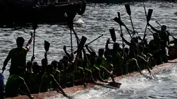Peserta melakukan selebrasi setelah memenangkan perlombaan perahu naga di Hong Kong, Selasa, (30/5). Festival Perahu Naga jatuh pada hari kelima bulan kelima kalender Cina. (AP Photo / Vincent Yu)