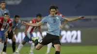 Pemain Uruguay Edinson Cavani mencetak gol dari titik penalti saat melawan Paraguay dalam pertandingan Grup A Copa America di Stadion Nilton Santos, Rio de Janeiro, Brasil, Selasa (29/6/2021). (AP Photo/Silvia Izquierdo)