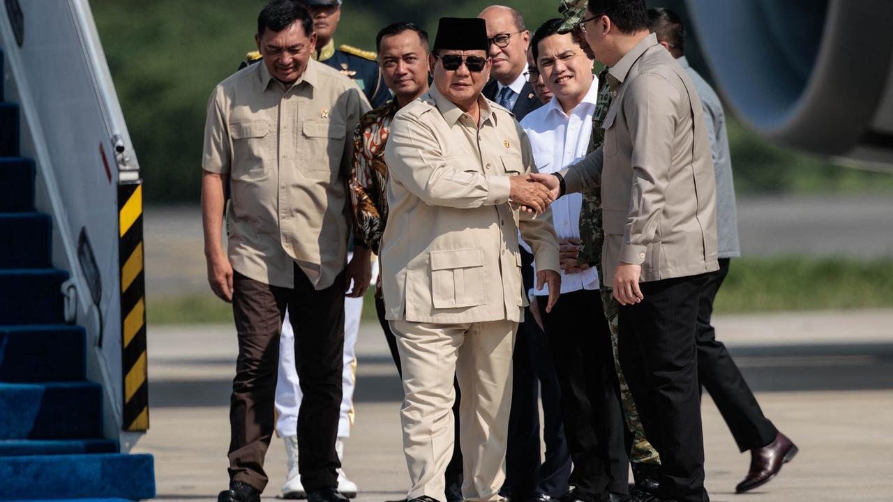 FOTO: Presiden Prabowo Tiba di Halim Usai Wakili Indonesia di KTT Perdamaian Mesir