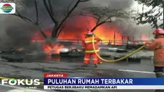 Para pemilik rumah berusaha mengevakuasi barang-barangnya ke tempat yang lebih aman.
