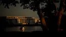 Suasana John F. Kennedy Center for the Performing Arts di Washington, Amerika Serikat, setelah dewan memutuskan penutupan gedung utama untuk renovasi selama dua tahun. Keputusan tersebut berlangsung di tengah polemik pencantuman nama Donald Trump. (Andrew Harnik/Getty Images/AFP)