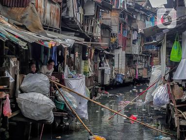Aktivitas warga yang tinggal di kawasan padat penduduk, Jakarta, Rabu (7/5/2025). (Liputan6.com/Angga Yuniar)