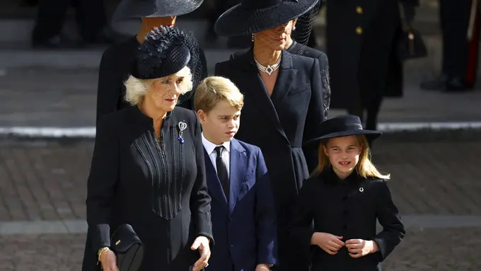 Permaisuri Camilla, Pangeran George dan Putri Charlotte. (Hannah Mckay/Pool Photo via AP)
