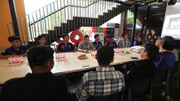 Hari Jumat (23/02/2024), kantor KLY Kapanlagi Youniverse di Gondangdia, Jakarta Pusat, kehadiran tamu spesial. Rombongan tim Yamaha Racing Indonesia melakukan media visit bertemu dengan beberapa media di bawah naungan KLY: Bola.com, Bola.net dan Liputan6. (Bola.com/Abdul Aziz)