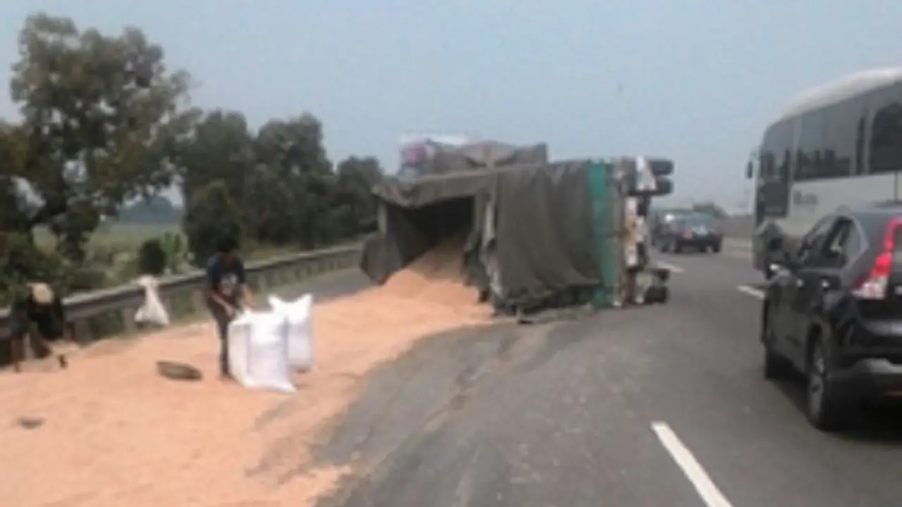 20160324-Kecelakaan-Tol-Cikampek-Libur-Akhir-Pekan-Jakarta