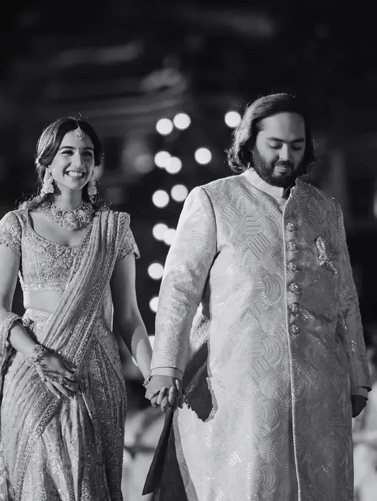 Sari India rancangan Tarun Tahiliani itu dibuat secara khusus untuk Radhika sebagai calon pengantin [@bridestodayin]