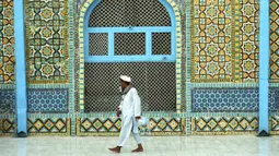 Seorang pria mengunjungi mengunjungi Hazrat-e-Ali atau Masjid Biru di Mazar-e-Sharif, Afghanistan, Rabu (7/7/2021). Menurut Atlas Obscura, struktur Masjid Biru tampak mengesankan karena arsitektur yang menggunakan ubin tanah liat. (AP Photo/Rahmat Gul)