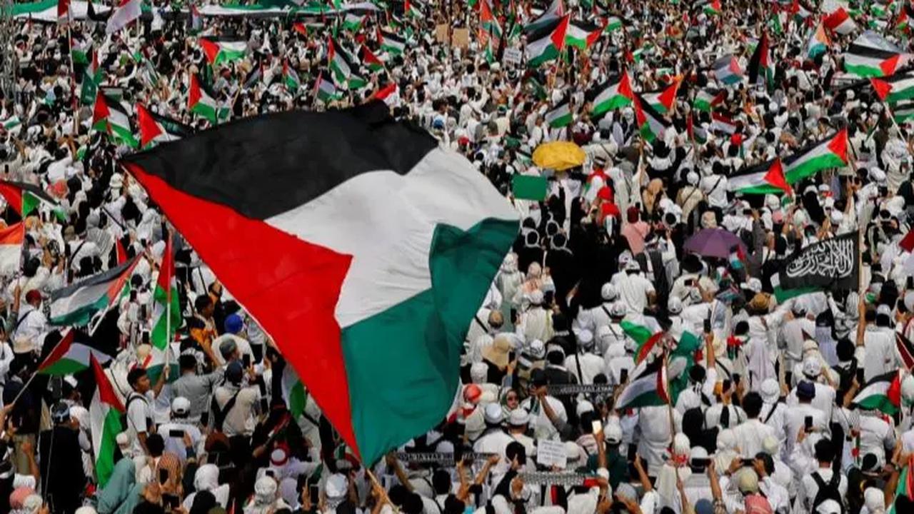 FOTO: Penampakan Lautan Manusia dalam Aksi Bela Palestina di Monas