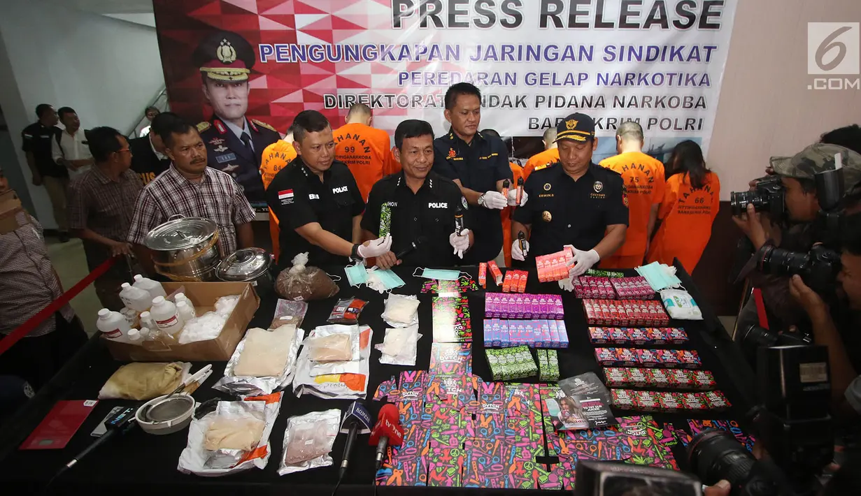 Direktorat Tindak Pidana Narkoba Bareskrim Polri mengungkap kasus tembakau gorila dan liquid vape yang mengandung narkoba, Rabu (1/11). Dari tersangka, disita barang bukti berupa liquid vape, ponsel, laptop dan tembakau. (Liputan6.com/Immanuel Antonius)