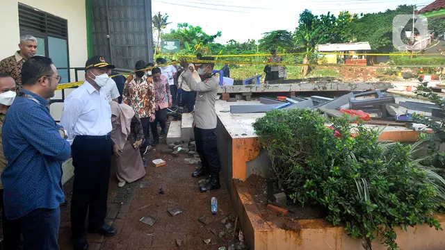 Menko PMK Muhadjir Effendy Tinjau Lokasi Tembok Roboh di MTSN 19 Jakarta