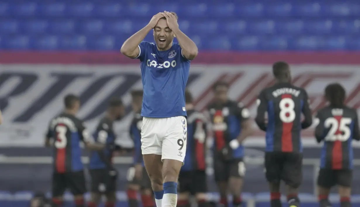 Ekspresi kecewa striker Everton, Dominic Calvert-Lewin usai Crystal Palace menyamakan skor 1-1 dalam laga lanjutan Liga Inggris 2020/2021 pekan ke-30 di Goodison Park, Liverpool, Senin (5/4/2021). Everton bermain imbang 1-1 dengan Crystal Palace. (AP/Jon Super/Pool)