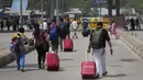Penumpang berjalan mencari moda transportasi lain saat pemogokan yang diserukan oleh operator transportasi swasta di New Delhi, India, 18 April 2022. Berbagai serikat pekerja bajaj dan taksi di ibu kota mogok menuntut revisi tarif setelah kenaikan harga BBM. (AP Photo/Manish Swarup)