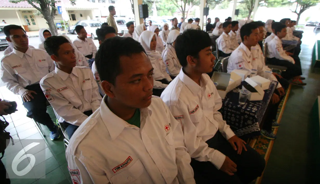 Kontingen PMR  DIY bersiap siap  mengikuti upacara pemberangkatan Jumbara VIII di bangsal Kepatihan, Yogyakarta, Selasa, (19/7). Jumbara PMR tingkat nasional VIII akan di gelar di Sulawesi Selatan, 25 hingga 31 Juli 2016. (Liputan6.com/Boy Harjanto)