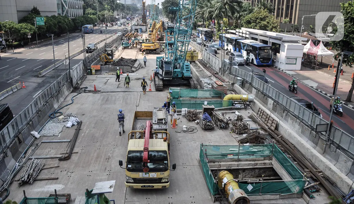 Aktivitas proyek pembangunan Mass Rapid Transit (MRT) Fase 2A Bundaran HI-Harmoni di Jalan MH Thamrin, Jakarta, Senin (14/3/2022). Proyek MRT Fase 2A memiliki panjang jalur kurang lebih 6,3 Km. (merdeka.com/Iqbal S. Nugroho)