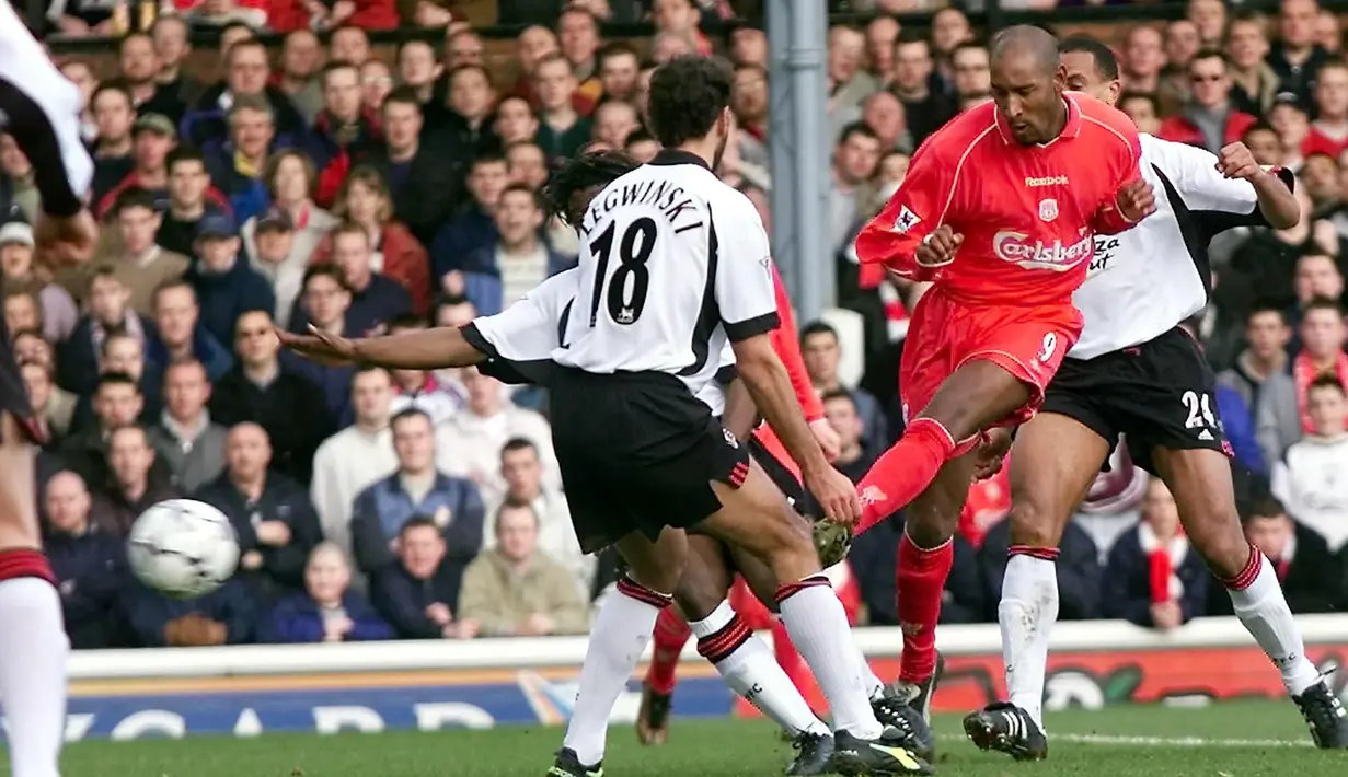 Nicolas Anelka. Eks striker asal Prancis yang kini berusia 43 tahun dan telah pensiun bersama Mumbai City pada Januari 2016 ini pernah berseragam Real Madrid hanya 1 musim, pada 1999/2000 usai didatangkan dari Arsenal. Sementara Liverpool diperkuatnya selama setengah musim, pada tengah musim 2001/2002 dengan status pinjaman dari PSG. Bersama Real Madrid ia total tampil dalam 33 laga dengan torehan 7 gol dan 6 assist. Sementara bersama Liverpool ia total tampil dalam 22 laga dengan torehan 5 gol dan 2 assist. (AFP/Gerry Penny)