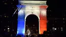 Monumen The Washington Arch di Washington Square Park berubah warna seperti bendera Perancis, New York, Amerika Serikat, Sabtu  (14/11/2015). Simbol ini sebagai tanda duka cita terhadap serangan bom dan penembakan di Paris. (REUTERS/Keith Stephanie)