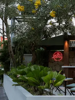 Serangkaian kolaborasi santai yang berfokus pada teknik panggang, menghadirkan koki, teman, dan cita rasa di teras.