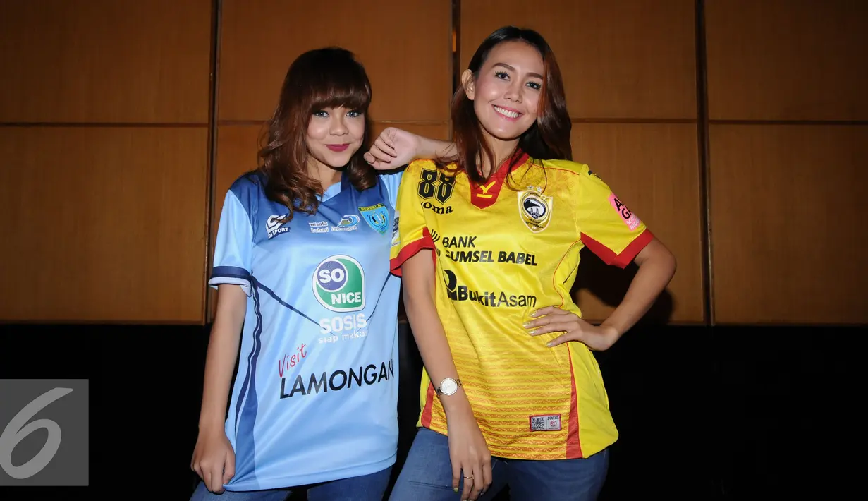 Model bergaya menggunakan kaos tim Persela dan Sriwijaya FC saat peluncuran Torabika Soccer Championship 2016 di Hotel Mulia, Jakarta, Senin (18/4). 18 klub sepakbola profesional dipastikan ikut TSC 2016. (Liputan6.com/Helmi Fithriansyah)