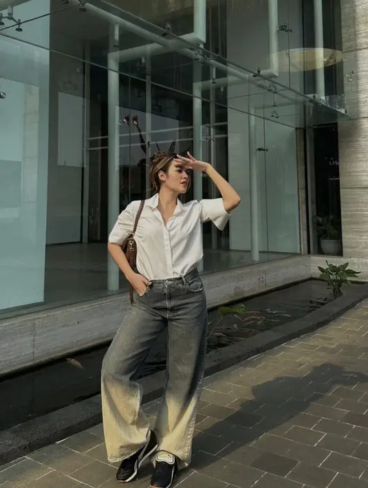 Kali ini dengan denim berpotongan wideleg, Raisa memadukannya dengan kemeja putih dan sneakers. [Foto: Instagram/ Raisa]