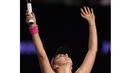 Petenis Swiss, Belinda Bencic merayakan kemenangan atas petenis Ukraina, Kateryna Bondarenko pada hari ke-5 turnamen tenis Australian Open 2016, di Melbourne, Jumat (22/1/2016). (AFP/Greg Wood)