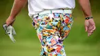 Pegolf AS, John Daly mengenakan celana penuh corak dan berwarni-warni selama sesi latihan di Southport, Inggris, 19 Juli 2017. Celana yang digunakan pegolf tersebut bergambar tempat rekreasi dari sejumlah negara. (REUTERS/Hannah McKay)