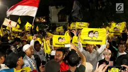 Pendukung Calon Presiden no urut 02 Prabowo Subianto bersorak di depan Rumah Kertanegara, Jakarta, Rabu (17/4). Pada pidatonya Prabowo Subianto mendeklarasikan kemenangannya dari hasil real count BPN di Pilpres 2019 pada angka 62%. (Liputan6.com/Johan Tallo)